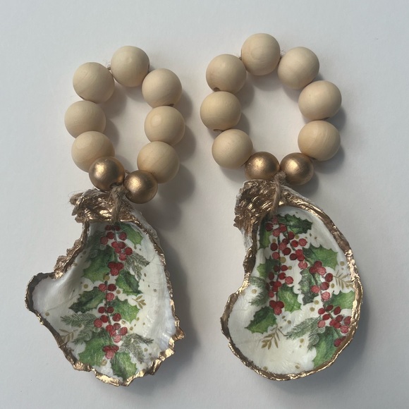 Set of 6 Decoupaged Oyster Shell Napkin Rings, Holly - Picture 4 of 12